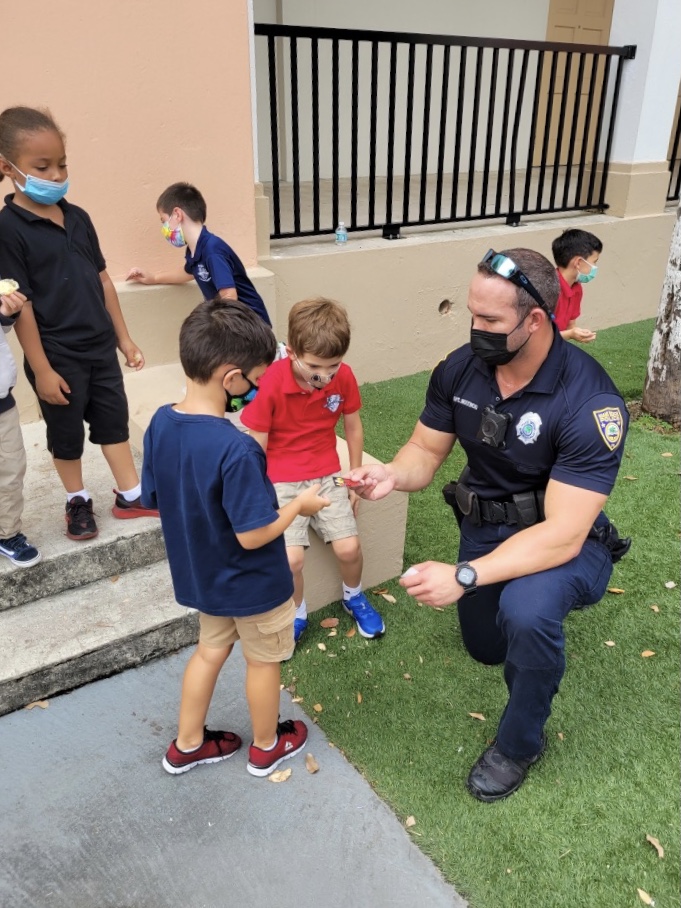 MiamiBeachPAL's tweet photo. Happy National Kindergarten Day! We hope all of Miami Beach’s kindergarteners enjoyed the cupcakes and stickers sent by #MiamiBeachPAL! 🧁🧁🧁 #CopsAndKids #MBPD #MBPAL #KindergartenCop https://t.co/PVrvHMTMfS