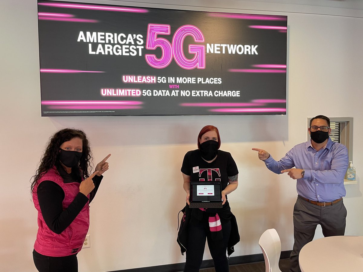 BKnollRetail's tweet image. Hey Magenta fam!! Help me in congratulating Sarah on becoming Mobile Expert certified! Got a visitor in Huber Heights as well, thanks for coming out @AsurionT was awesome to have you in the field again. #MobileExpert @CinciTrainer @rsnorbeck @ByrnesShawn @TracyNolan_