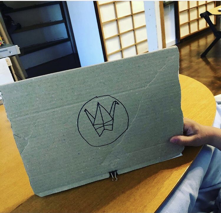 EstontoNak's tweet photo. ちょうど1年前の休校中
MacBook作ってた息子

#休校中　#緊急事態宣言 #StayHome #カンくん工作 https://t.co/zVE83d8mFa