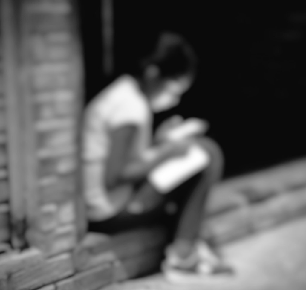 "El que quiere aprender hace lo imposible por lograrlo", así me respondió esta niña que hace sus tareas en Barrio Obrero con el wiffi de un restaurante. 

"Estoy desde las 12 p.m, para ponerme al día. Por mi casa no hay electricidad y el internet no llega". 

¡Querer es poder!