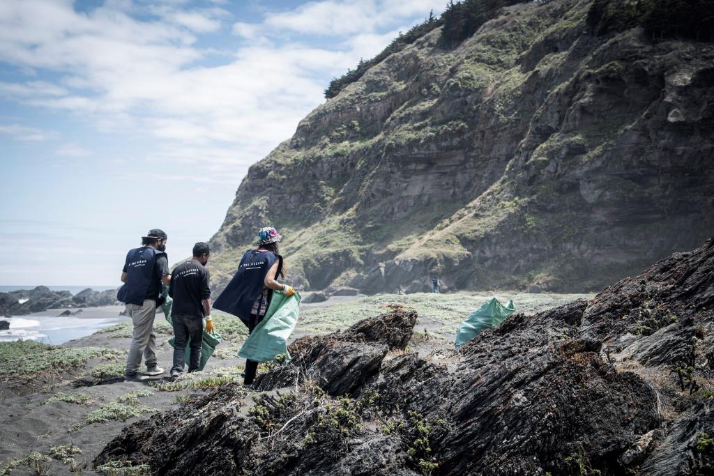 AmexJP's tweet photo. 4/22(木)は #アースデイ 。アメリカン・エキスプレスでは( @parleyforoceans ) とともに砂浜など海辺の清掃活動 #BackOurOceans を行っています。2020年は世界11か国で130以上の清掃を実施し、合計55トン以上の漂流・漂着ゴミを回収しました。今後も地球環境を考えた活動を続けてまいります。 https://t.co/au30Xj37mE