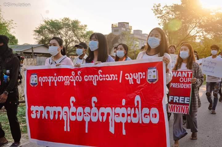 Early this morning, students of Yadanarbon University in #Mandalay peacefully protested against the military coup. #Apr22Coup #WhatsHappeningInMyanmar