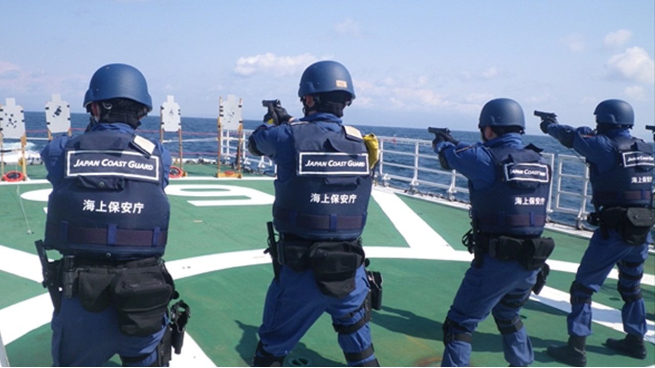 海上保安庁 小樽海上保安部 巡視船しれとこ が実施した 海上での けん銃射撃訓練 の様子です 第一管区海上保安本部では 海での重大犯罪に対応するため 常日頃から射撃能力の向上を目的とした訓練を実施しています 北海道 小樽 海保 T