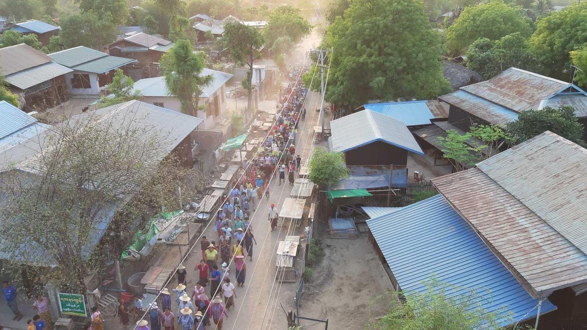 Protest in Kan Gone village, Salingyi Township, Sagaing Region this morning 

#WhatsHappeninglnMyanmar #Apr22Coup #MilkTeaAlliance