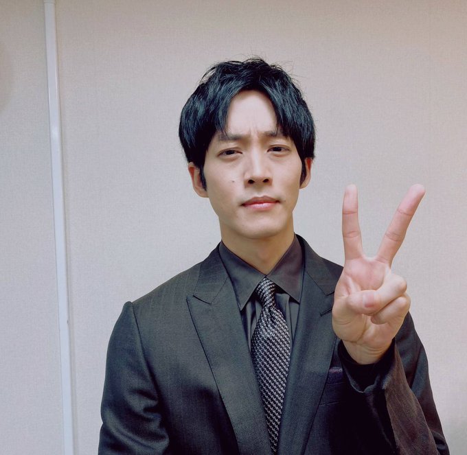 松坂桃李 険しめの表情 のオフショットを公開 ファン称賛 相変わらずカッコイイ 眩しいお顔 話題 Abema Times