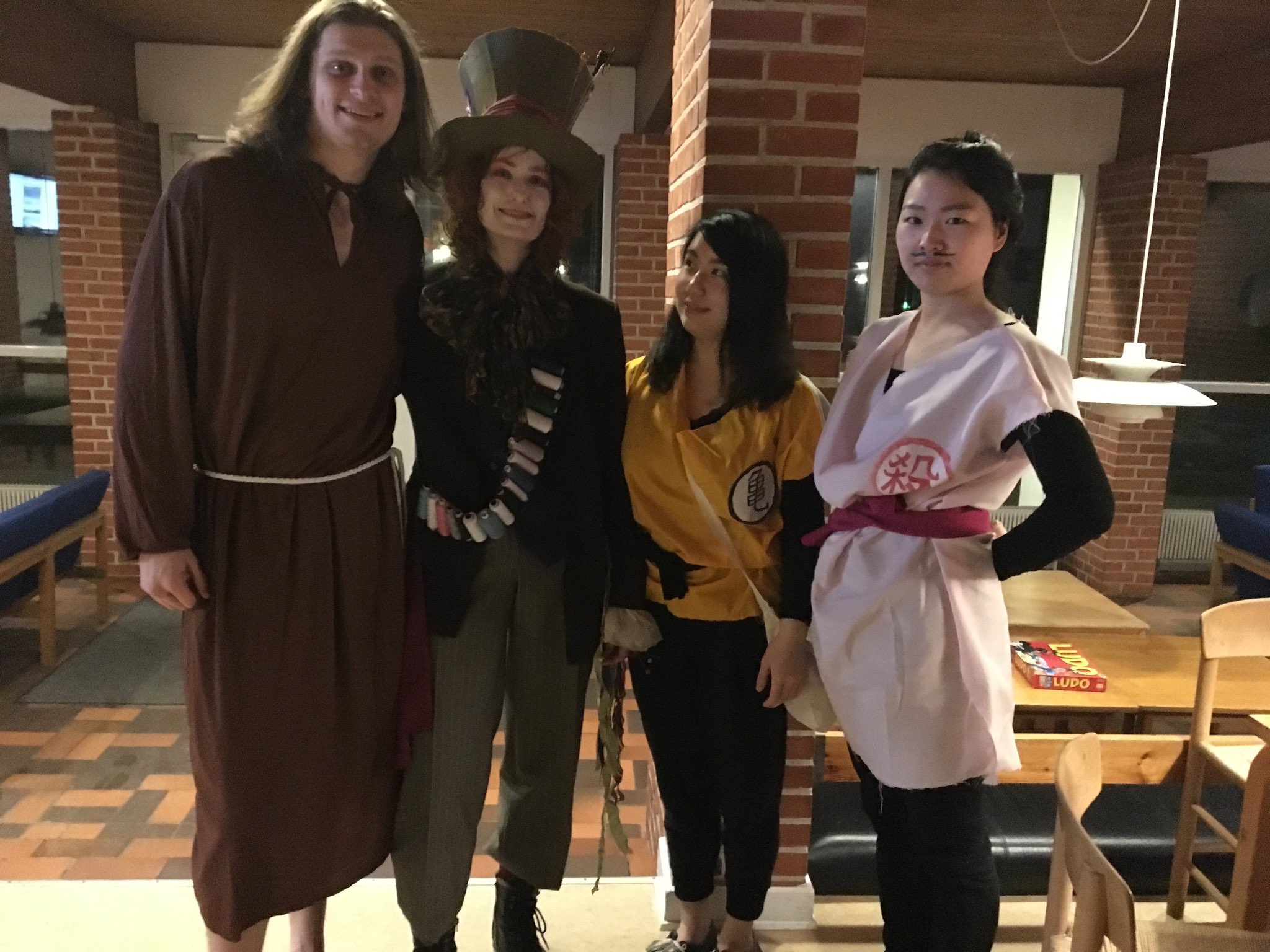 星谷 インタビューライター デンマークのハロウィン 手作りドラゴンボール衣装で臨んだパーティーにて 海外にはドラゴンボールファン多いようで 写真撮ってー って人生で初めて言われたwww デンマーク ハロウィン ドラゴンボール 海外留学 留学
