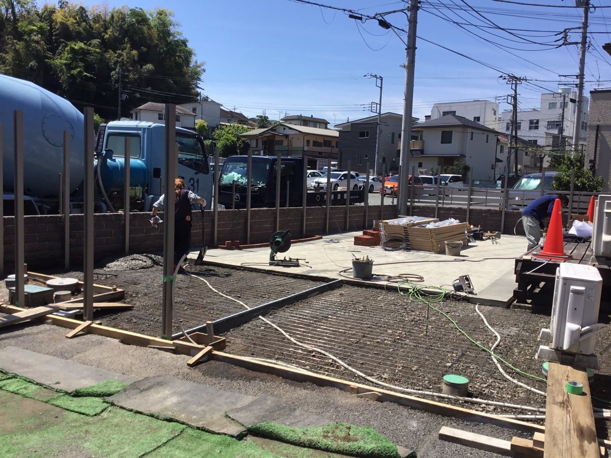 furulpg012's tweet photo. 外構工事進捗状況
土間コンクリート打設２回目(2m3)
前回同様メッシュ筋、伸縮目地も確認済みです。
フェンスの柱も全て完了しました。
#株式会社古川
#アクアクララ湘南
#湘南電力
#湘南ベルマーレ https://t.co/cwh1P2Sdyg