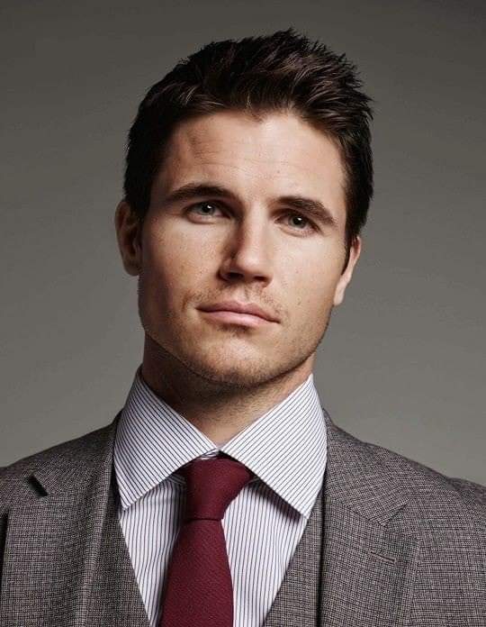 Happy Birthday Robbie Amell ! Hoje o ator está completando 33 anos.    