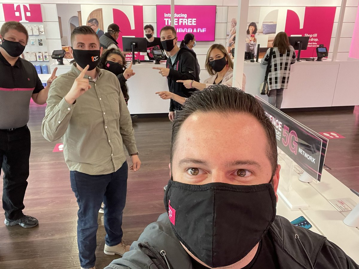 An awesome visit to end the day!! Make sure to come and check out the #1 TPR store in TPR Chicago!! Team Wheeling is the muscle to the hustle!! #WheelingTheGreat #BeGreat #TCCWireless
