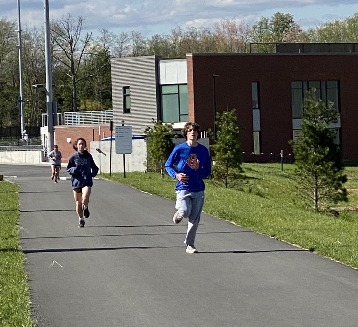 pvi_track's tweet photo. 20 mph wind won’t stop our distance runners from crushing mile repeats. 🖤💛🐾🌬🏃🏻‍♂️🏃🏼‍♀️#RunPanthersRun https://t.co/TliHalhtre