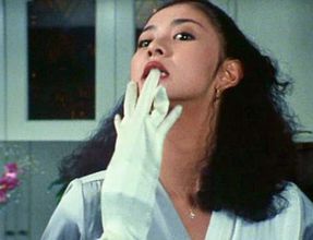 Uzivatel オウサム Na Twitteru Jintaikonpou 大映テレビのドラマ スチュワーデス物語 のワンシーンです 片平なぎさは風間杜夫演じる浩の元婚約者で 彼が原因で両腕を失い ことあるごとに手袋を外して義手を見せつけて浩を責め立てます T Co Crtepqvtqo