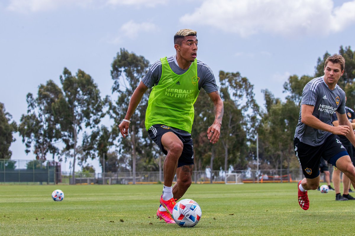 LAGalaxy's tweet photo. We can’t wait to play for you on Sunday 💚🖤 https://t.co/Y1LVaTMuru