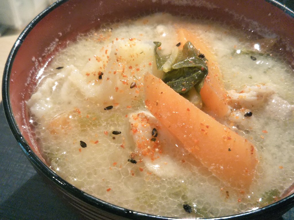 服部 陽介 朝から豚汁 具は豚バラ 白菜 じゃがいも 人参 先に炒めておいた方が煮崩れしにくい 使う味噌は九州 フンドーキン の合わせ味噌 当初甘めの味が気になったが 具材の味が引き立つという利点あり 味噌汁を沢山飲みたい人向きか