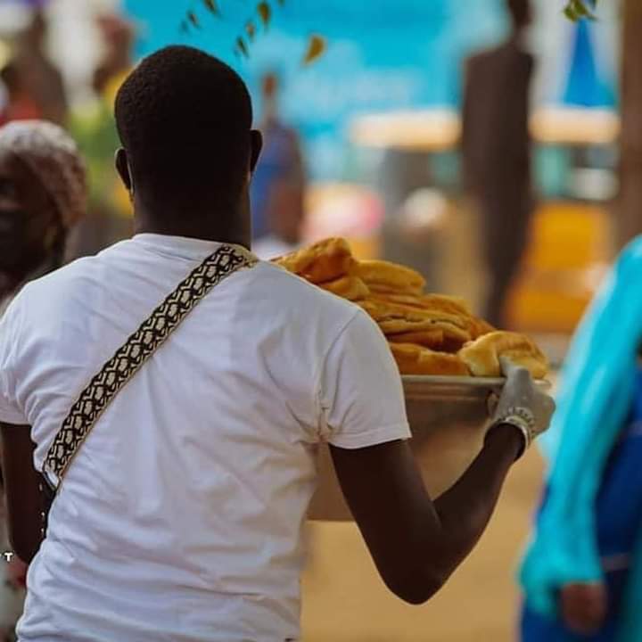 MlamineuJoop's tweet photo. Les chrétiens du Sénégal🇸🇳 distribuent des iftars (Ndogous) à leurs frères musulmans en ce mois béni de Ramadan. 

C'est ça la force du Sénégal :
 Un Peuple, un But, une Foi 💚💛❤

Vive le Vivre Ensemble ⛪🕌🤝🙏 https://t.co/Th92pyFB1F