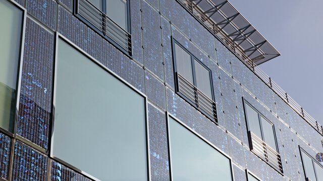 picazomario's tweet photo. En 2050 el 70 por ciento de la población humana podría vivir en ciudades. Entre otros muchos profesionales, los arquitectos jugarán un importante papel a la hora de integrar de la forma más estética posible nuevos sistemas de generación de energía renovable. Pared panel solar. https://t.co/Kjp1pBnrxe