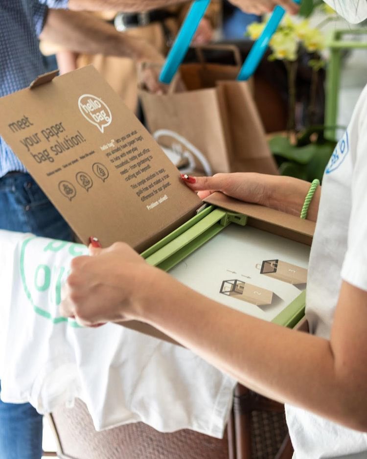 TheHelloBag's tweet image. We’re committed to making environmentalism accessible by providing a low cost, sensible solution for repurposing paper grocery bags. Go to hello-bag.com to learn more 🌎♻️🌿

#hellobag #sustainability #ecofriendly #paperbags #reuse #lifehacks #lifestyle #paperbags #eco