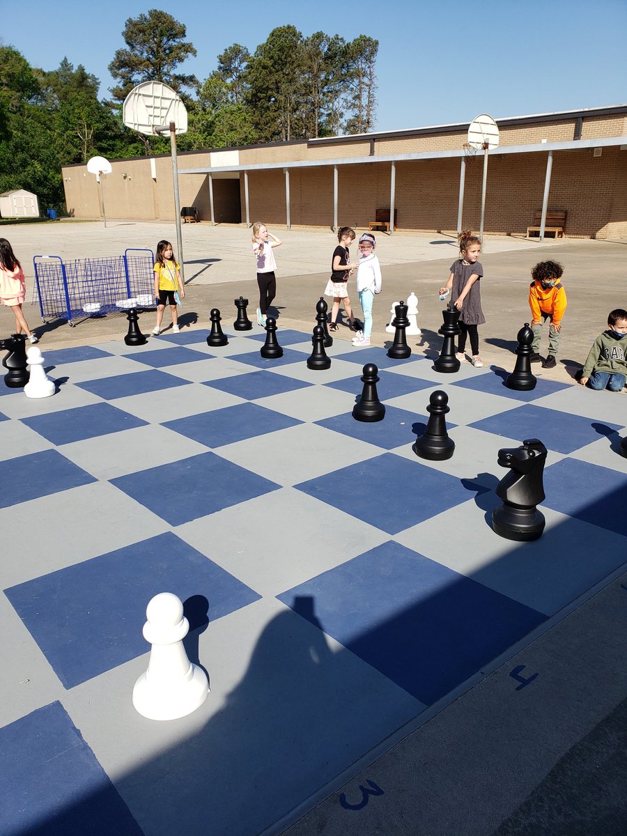 MrsDuncan04's tweet image. I love watching our Kindergartners problem solve and use critical thinking skills at recess! Thanks Mrs. Rawlings &amp;amp; Mrs. Gifford for your time, and thank you chess club parents who supported the vision. Thanks @rlwall88 for the pieces! @rawbcj @HaudeKISD @KleinISD #chess #recess
