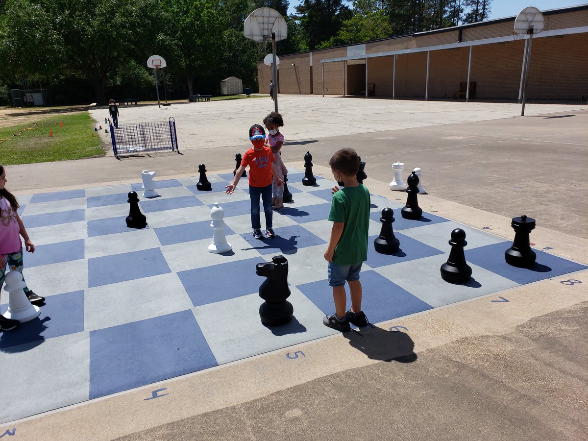 MrsDuncan04's tweet image. I love watching our Kindergartners problem solve and use critical thinking skills at recess! Thanks Mrs. Rawlings &amp;amp; Mrs. Gifford for your time, and thank you chess club parents who supported the vision. Thanks @rlwall88 for the pieces! @rawbcj @HaudeKISD @KleinISD #chess #recess