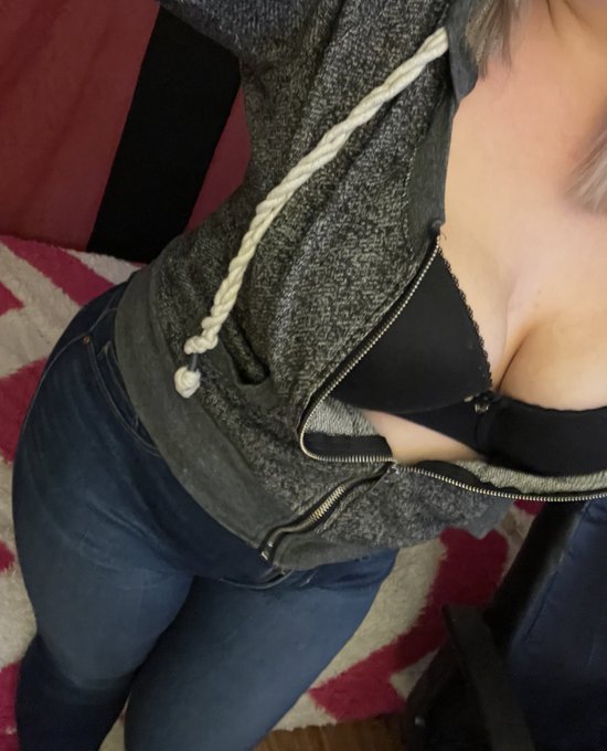 😏 Fuck zipping up, going out to the dispensary like this 😍 https://t.co/PQA0l6oias<a href="/tag/booty"class="tags"><span>#booty</span></a><a href="/tag/ass"class="tags"><span>#ass</span></a><a href="/tag/onlyfans"class="tags"><span>#onlyfans</span></a>