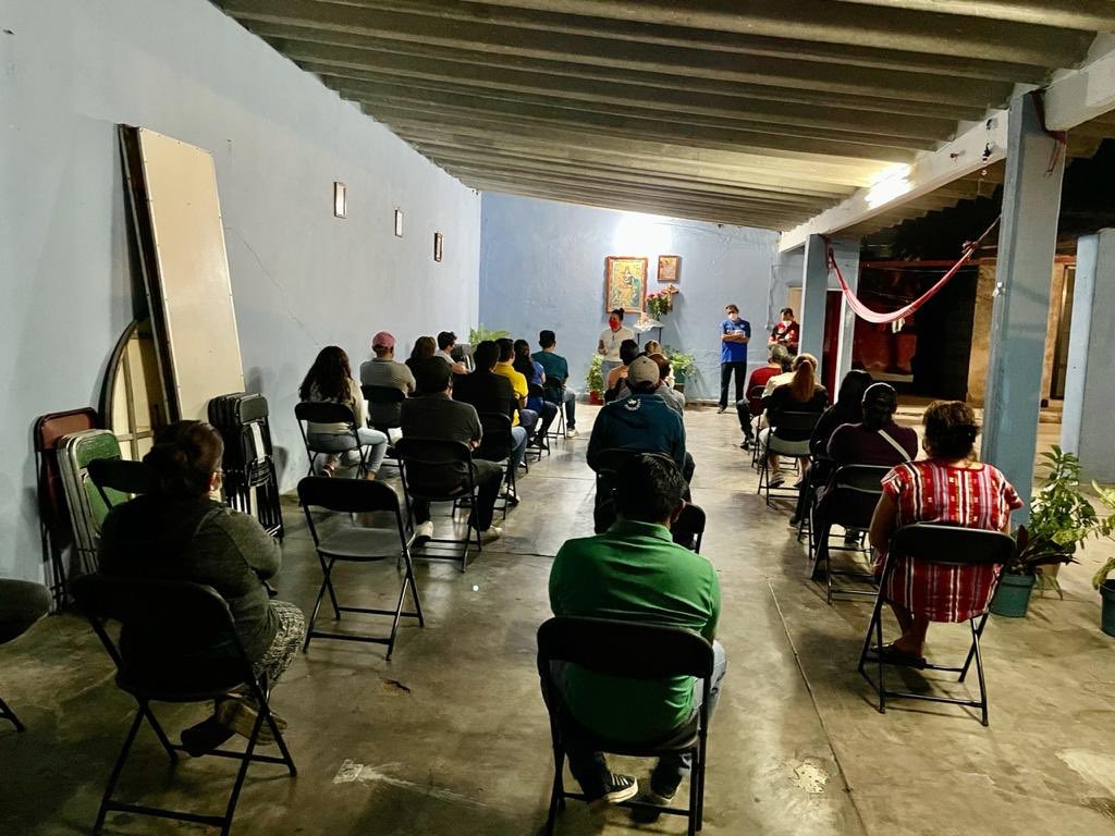 Lety_CruzR's tweet photo. Pues vamos a echarnos una tostada de chileajo aquí con mi amigo Jesús Teodoro Díaz Velasco, le agradezco mucho la invitación a su hogar para compartir y disfrutar este momento con su familia.

¿Ustedes, cómo va su noche, que cenarán o que lectura disfrutarán?
#TiempoDeMujeres https://t.co/GE3yTZXtkc