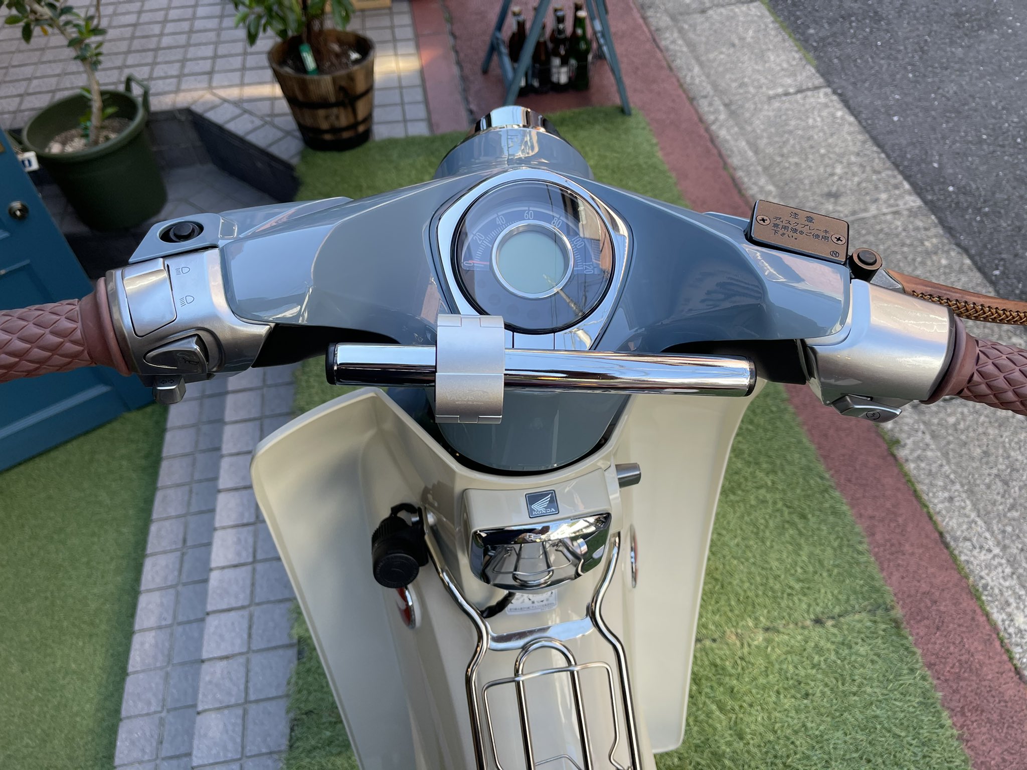 Toshi C125スーパーカブ トライトンとbsa Sr500 C125にホルダーを探していたところ大型のものばかりでつけっぱなしだと雰囲気ぶち壊しだったので根気よく探した結果こいつを発見 スマホ取り付けていなくても雰囲気に影響しないのがいいですね 横向き
