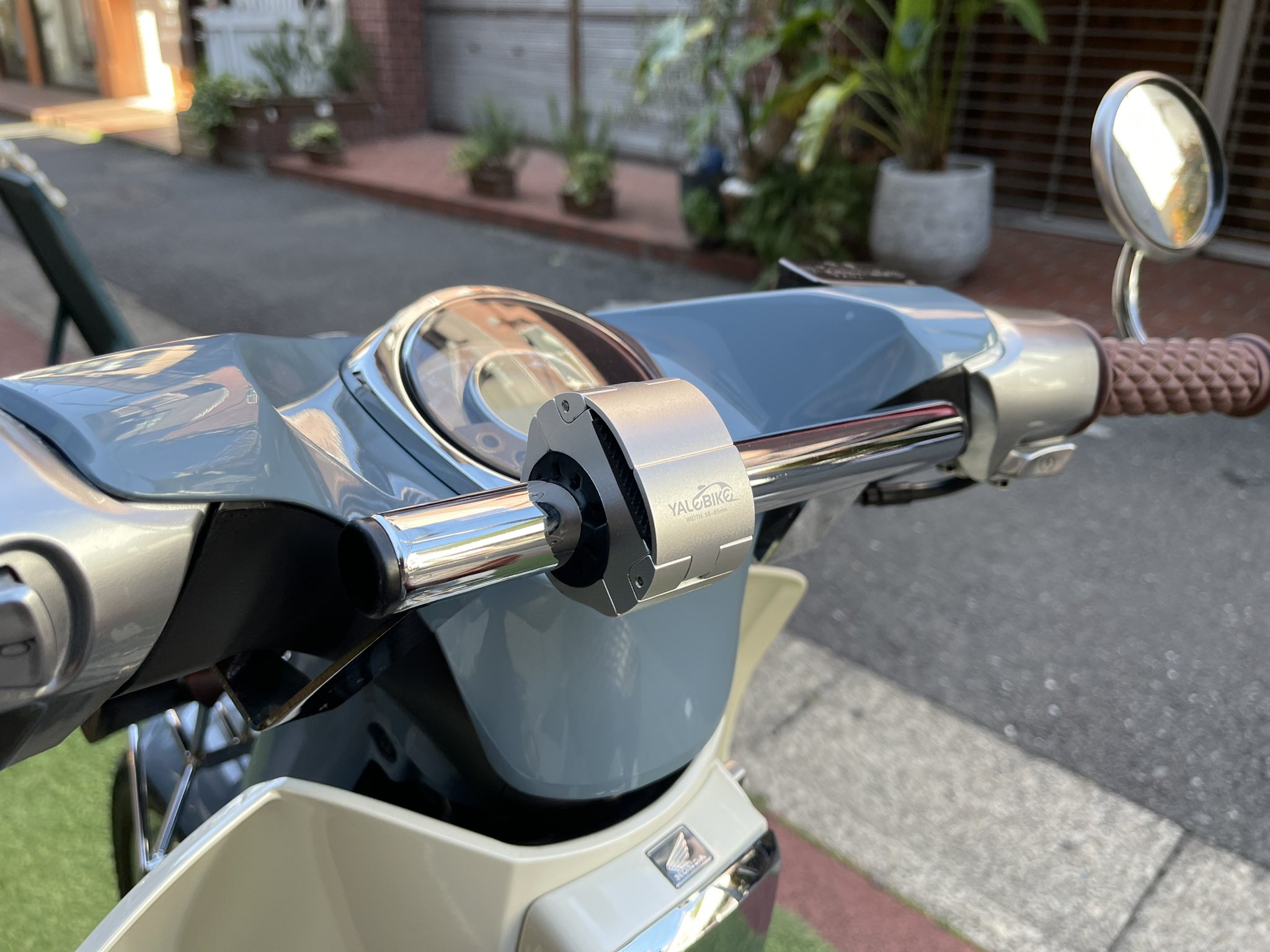 Toshi C125実用性オシャレカスタム中 C125にホルダーを探していたところ大型のものばかりでつけっぱなしだと雰囲気ぶち壊しだったので根気よく探した結果こいつを発見 スマホ取り付けていなくても雰囲気に影響しないのがいいですね 横向きにしか