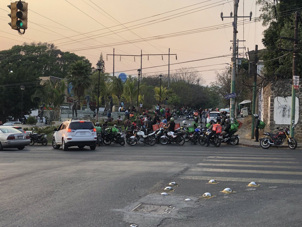DENUNCIAMORELOS's tweet photo. Repartidores de alimentos por aplicación cierran la circulación en Av. Teopanzolco para exigir que valet parking del restaurante Pavarotti se haga responsable después de arrollar con auto de cliente a uno de sus compañeros. #Cuernavaca #vial #sos #alerta https://t.co/rscyZTGzWM