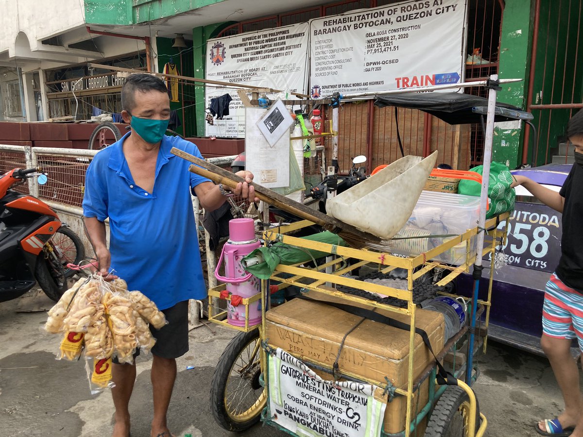 Mang Alberto lost his small canteen business because of the pandemic, so he resorted into selling goods around Quezon City from 8am up to 10pm. His daughter said he earns P300 on a lucky day.Still, he donated 3 packs of noodles to help others in need.  @ABSCBNNews