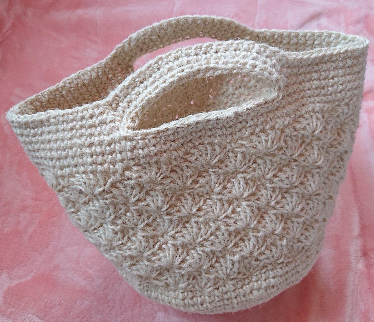 むぅた むぅた V Twitter トーカイ 松編みのマルシェバッグ 編み図 50円を購入 コクヨ麻紐ホワイトで ほぼ編み図通りに編んだ 出来た 立ち上がりで糸が横になるのが嫌なんで 縦になるようにしてみた 大きさ 幅 38 X 縦 18 ﾏﾁ 25 Cm 持ち手 幅 2 5 長