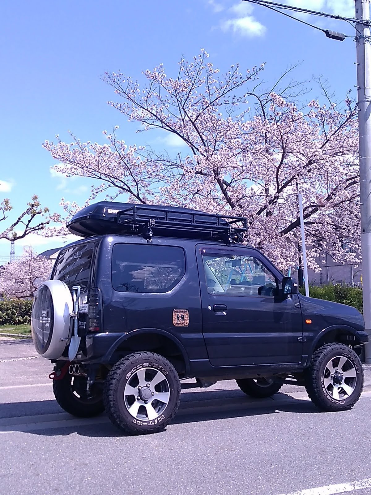 تويتر サラーム 更井廣志 على تويتر 子供が出来たのをきっかけに愛車ユーノスロードスターを手放し 次は維持費の点から軽に決めていました 私はラパンを押してましたが 妻の一声で決めたのがジムニー 色々カスタムしながら もう10年以上乗ってます そのパワー