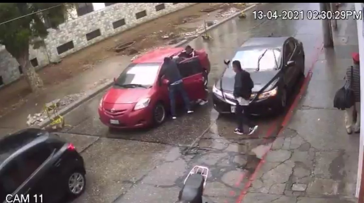 Ishto_Problema's tweet photo. Yo no sé ustedes, pero si mi carro fuera rojo no pasara por ahí. https://t.co/mv94uQRYhK
