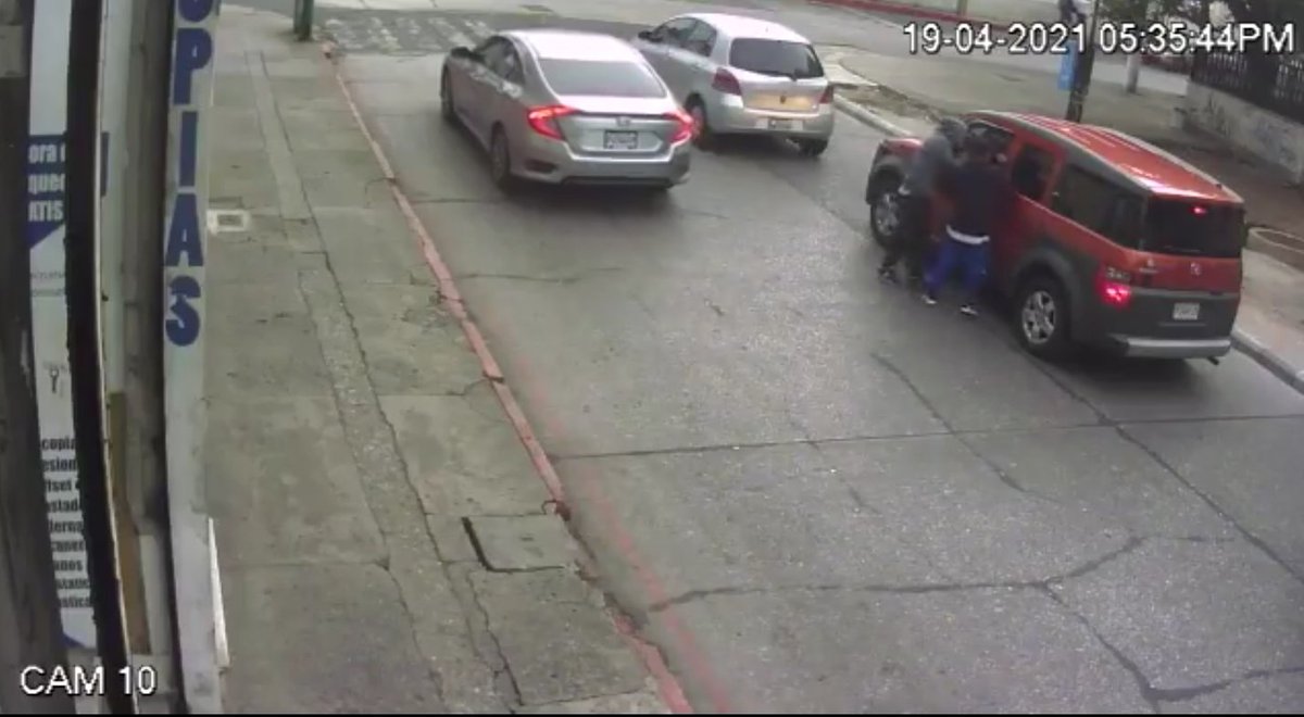 Ishto_Problema's tweet photo. Yo no sé ustedes, pero si mi carro fuera rojo no pasara por ahí. https://t.co/mv94uQRYhK