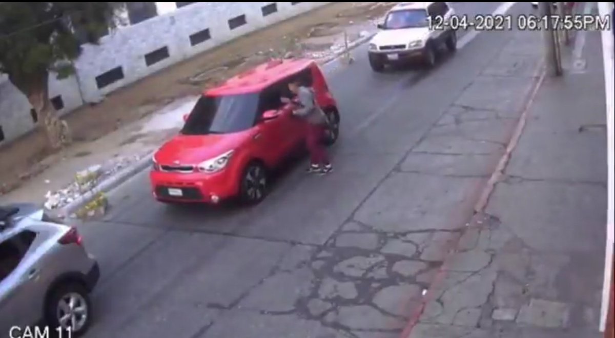 Ishto_Problema's tweet photo. Yo no sé ustedes, pero si mi carro fuera rojo no pasara por ahí. https://t.co/mv94uQRYhK