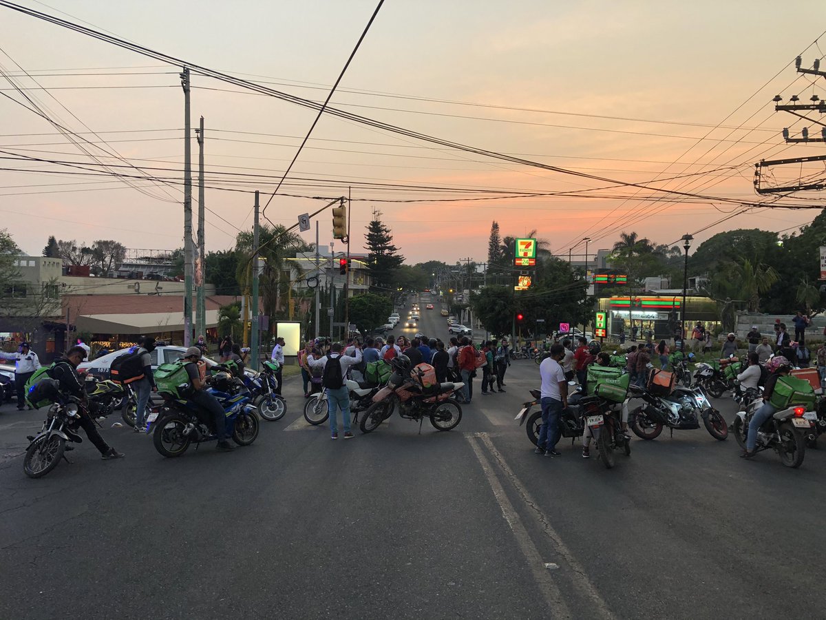 DENUNCIAMORELOS's tweet photo. El restaurante Pavarotti se niega a hacerse responsable por su trabajador, argumentando que es contratado por medio de un outsourcing. En repuesta, los motociclistas cierran circulación en Av. Río Mayo. #Cuernavaca #sos #alerta #vial #bloqueo https://t.co/I0bsm0S8hj