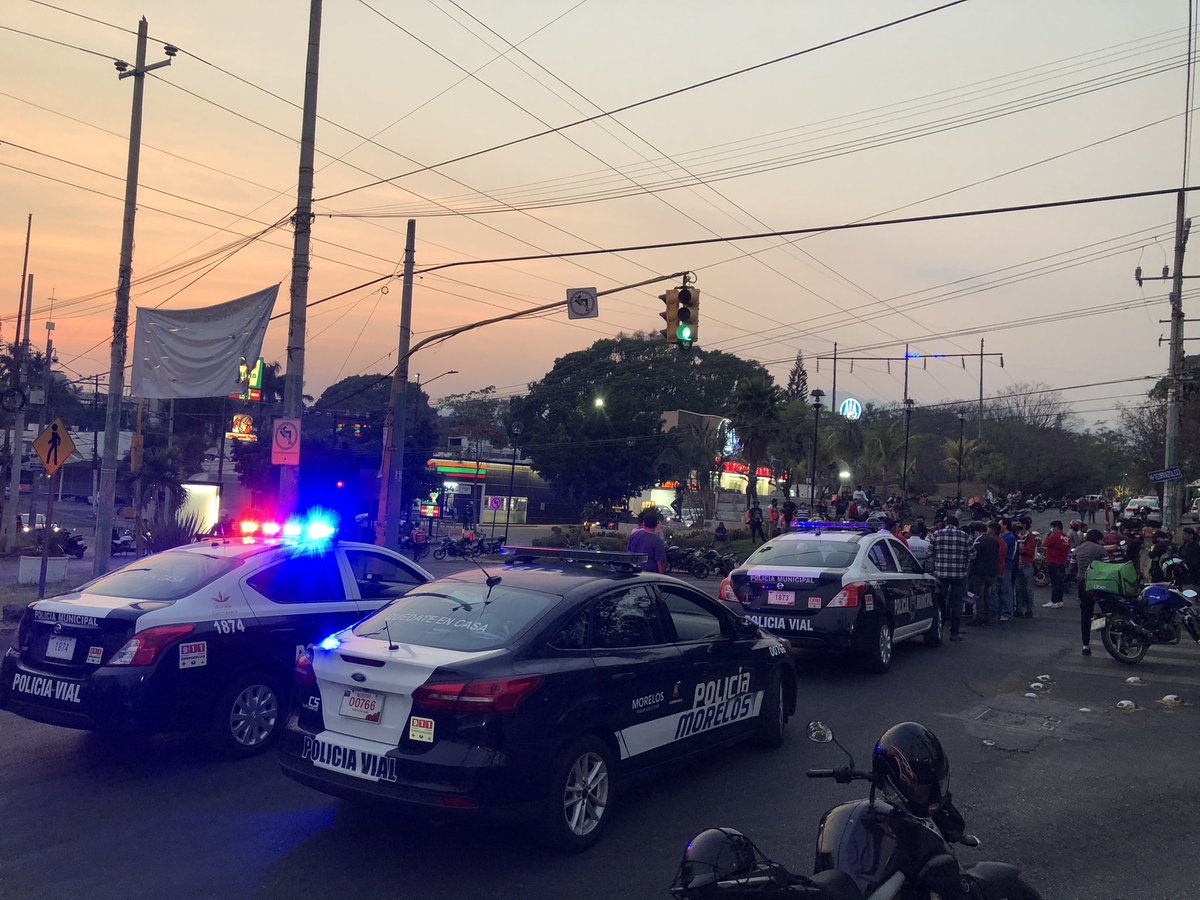 DENUNCIAMORELOS's tweet photo. El restaurante Pavarotti se niega a hacerse responsable por su trabajador, argumentando que es contratado por medio de un outsourcing. En repuesta, los motociclistas cierran circulación en Av. Río Mayo. #Cuernavaca #sos #alerta #vial #bloqueo https://t.co/I0bsm0S8hj