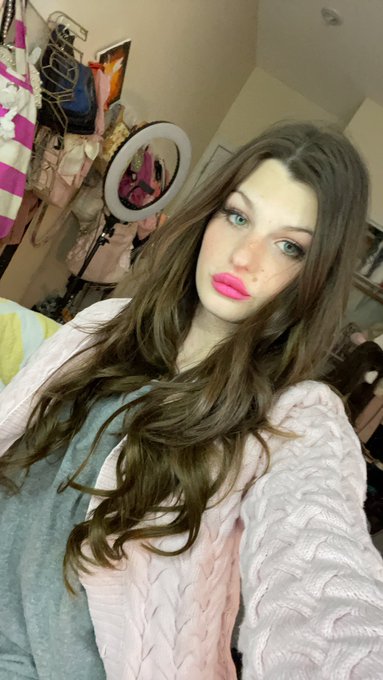 I&rsquo;m wearing pink lipstick can we hear some noise for pink lipstick ? https://t.co/dYE71nfHwV