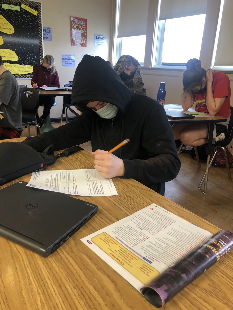 LisaClarkFMS's tweet photo. Making inferences from Sherlock Holmes. #FMSteach #Fultonproud @BethHouf https://t.co/3KMhE4ao6Z
