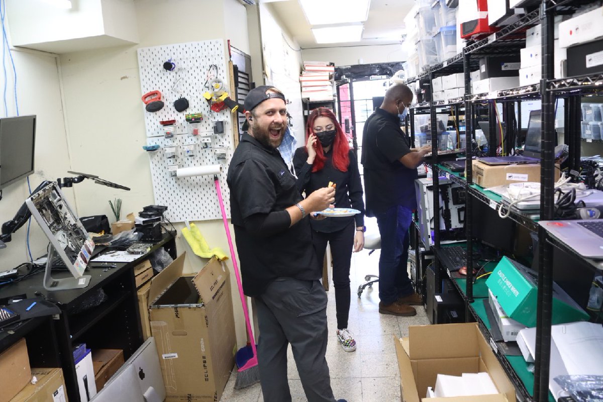 It's a Gaby (General Manager) Appreciation Post! 
El que todos conocen, porque atiende a muchos clientes y les explica a detalle sobre el estado de sus equipos. 
Es un duro reparando Mac!
#BandiTechDaily #RealManagementEnergy