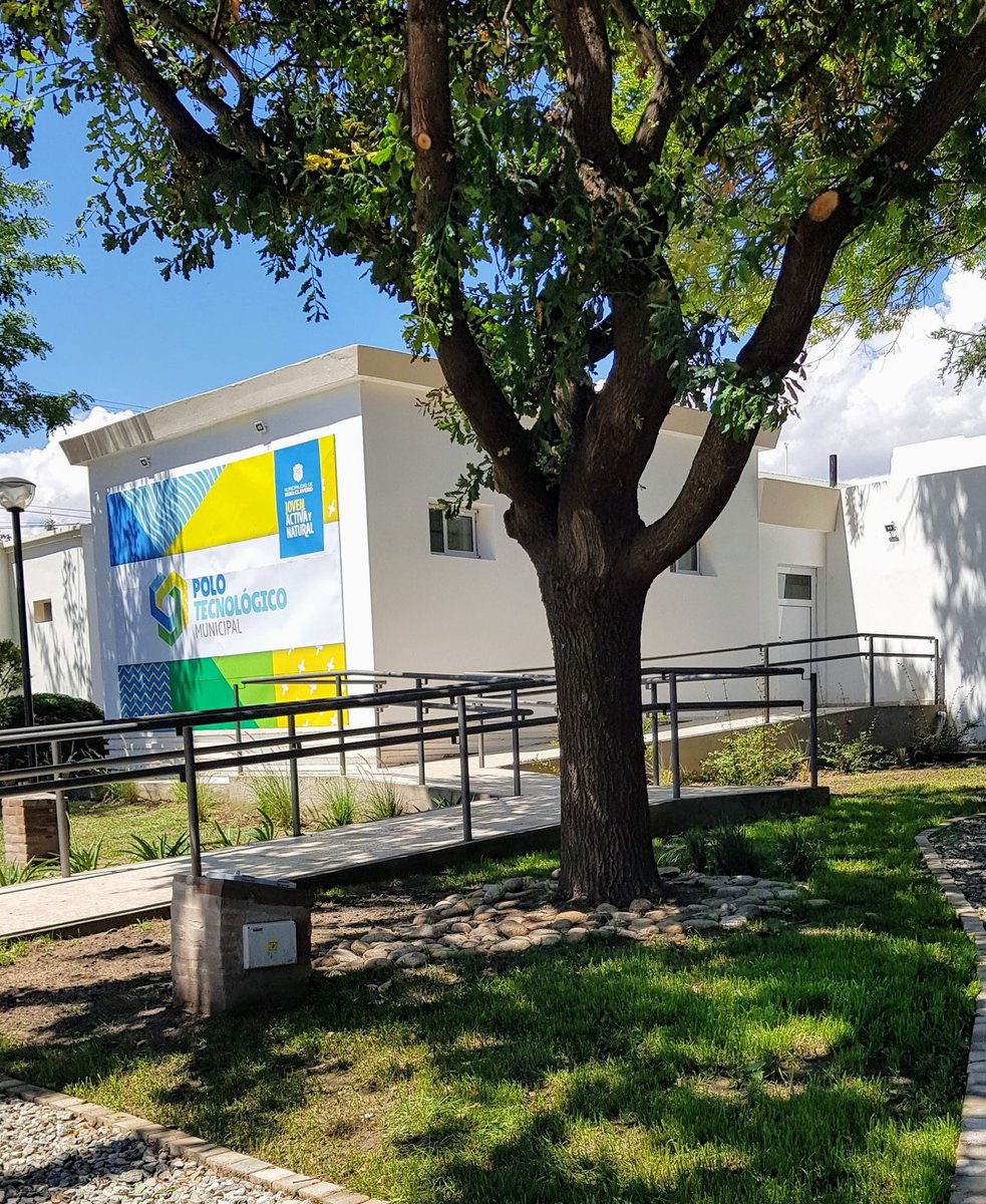 ManzanelliClau's tweet photo. La industria del software genera oportunidades laborales y esa es una de nuestras políticas de gestión.
Por ello, ayer comenzó un nuevo curso virtual de Programacion para principiantes dictado por nuestro #PoloTecnologico Municipal. El número de inscriptos superó los 900 💪 https://t.co/RocZBGrS2R
