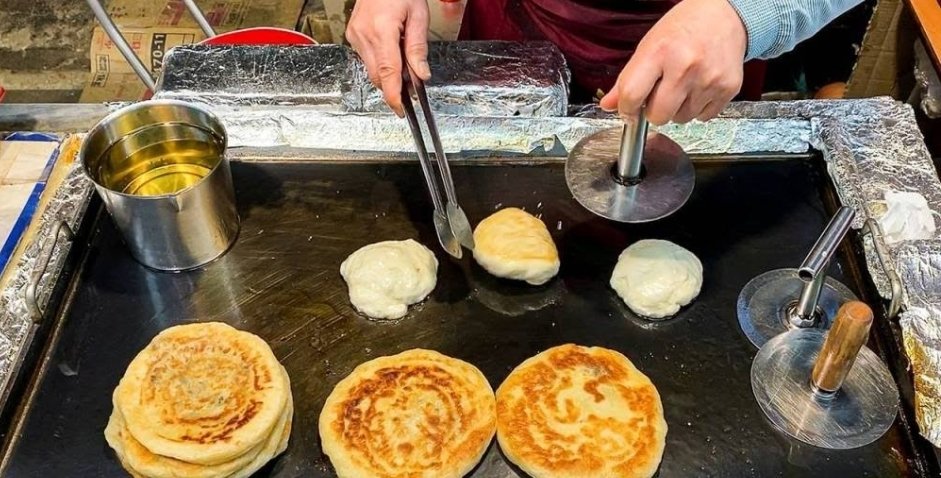 Make SURE you buy yourself some hotteok & some fried milk.Trust me.