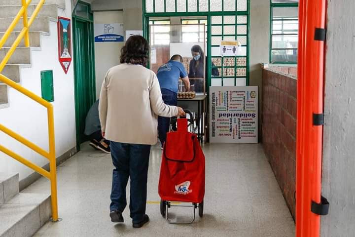 carlosmmarinc's tweet photo. Hoy finalizamos la tercera entrega del Programa de Alimentación Escolar para nuestros estudiantes de colegios oficiales de #Manizales. Les hemos cumplido desde el PRIMER DÍA del calendario académico. Por eso somos el MEJOR #PAE de Colombia. https://t.co/58x6kaIX8l