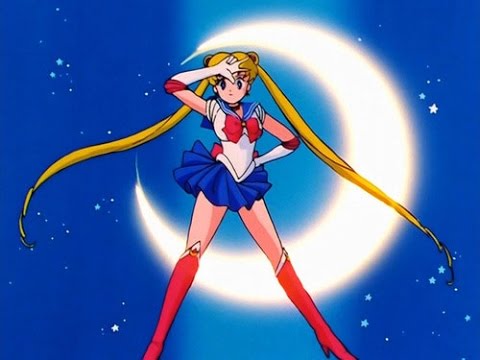 It follows the history of Usagi, a 14 years old girl, who one day meets Luna (moon in spanish), a magical talking cat. Luna gives Usagi powers and the ability to transform into her magical alter ego, Sailor Moon.
