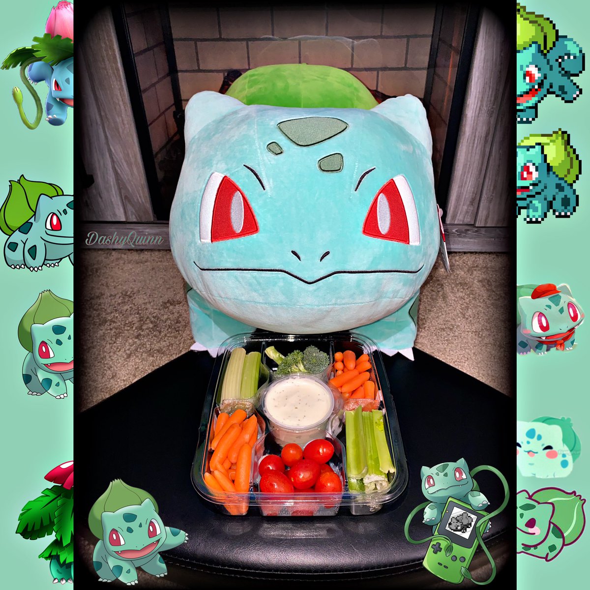 Dashy_Love's tweet image. 𝒮𝑛𝑎𝑐𝑘 𝑤𝑖𝑡ℎ 𝐵𝑢𝑙𝑏𝑎𝑠𝑎𝑢𝑟 🥕🥦🍅🎮 💚
.
.
.
.
#toyplush #plushtoys #collection #pokemon #bulbasaur #snack #helthyfood #geekgirl #gaming #gamingandfood