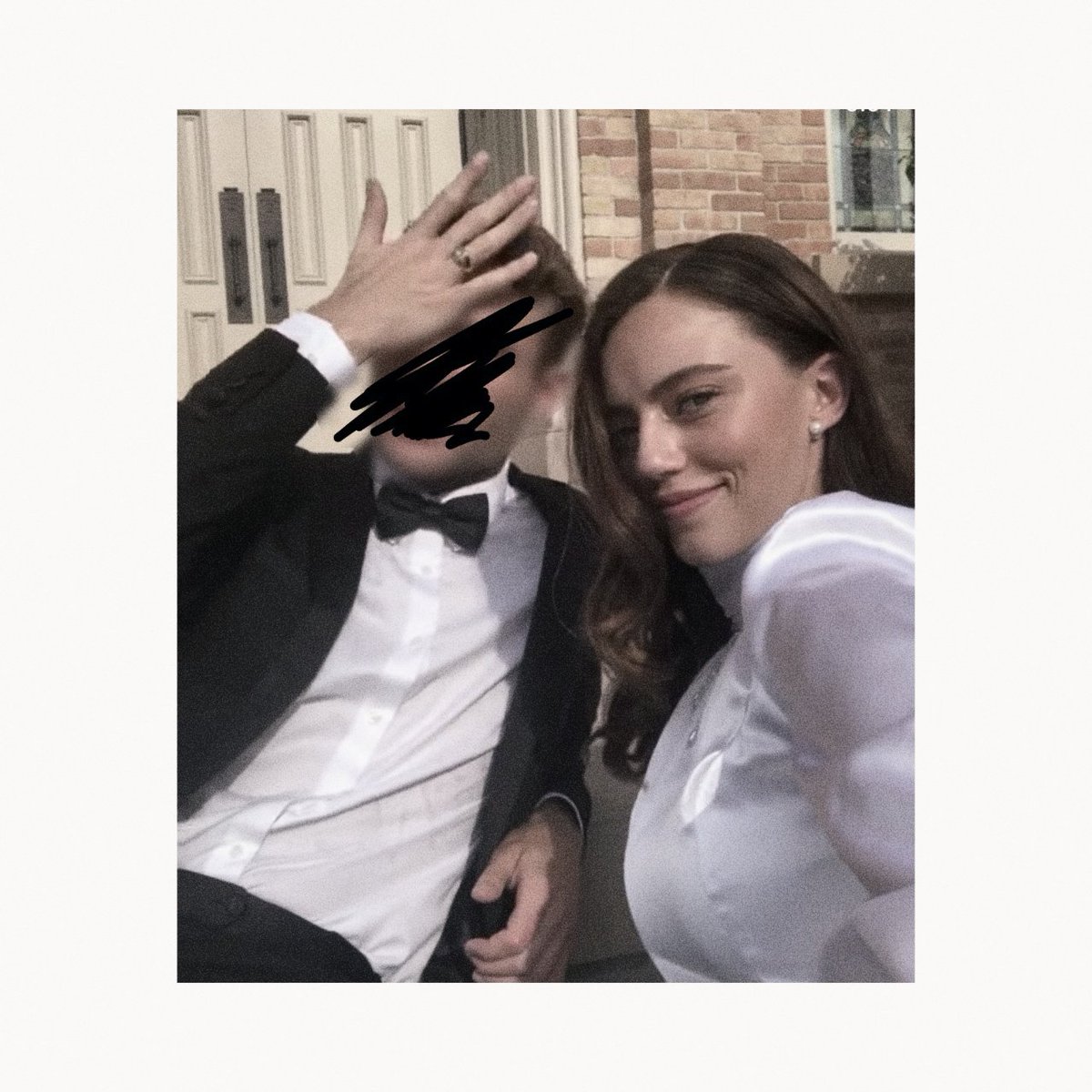 xpenmnd's tweet image. 21/04/21

꧁ Gracejin Wedding ꧂

—Despues de una larga espera, la boda de @GraceMxlik y Jin se lleva a cabo en la villa RB por la tarde del 21 de abril.
La boda transcurrió siendo un evento elegante y al mismo tiempo sencillo, donde les acompañaron familiares, amigos y vecinos.—