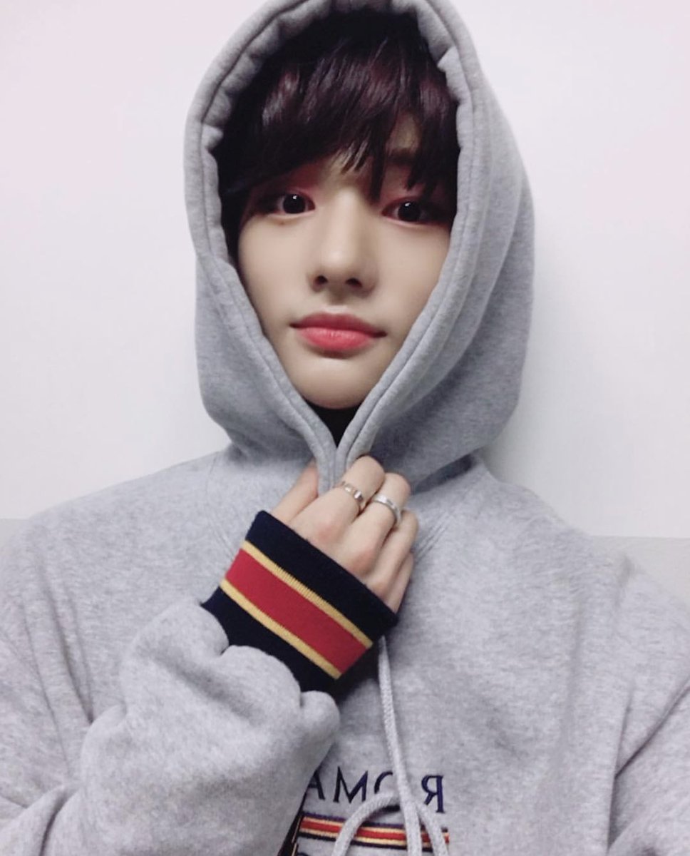 hyunjin’s selcas and photos throughout the years on IG. a veryyyyy long thread: