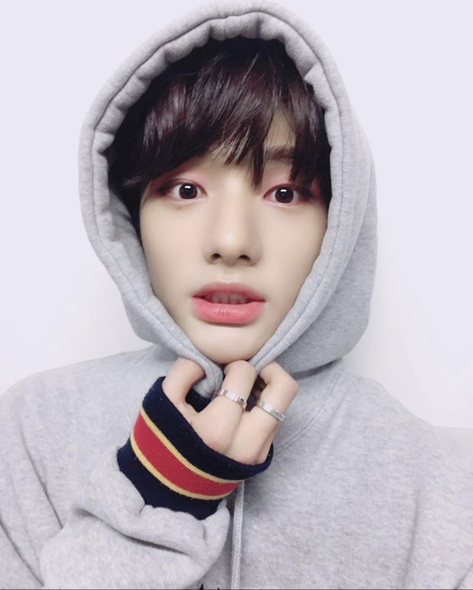 hyunjin’s selcas and photos throughout the years on IG. a veryyyyy long thread:
