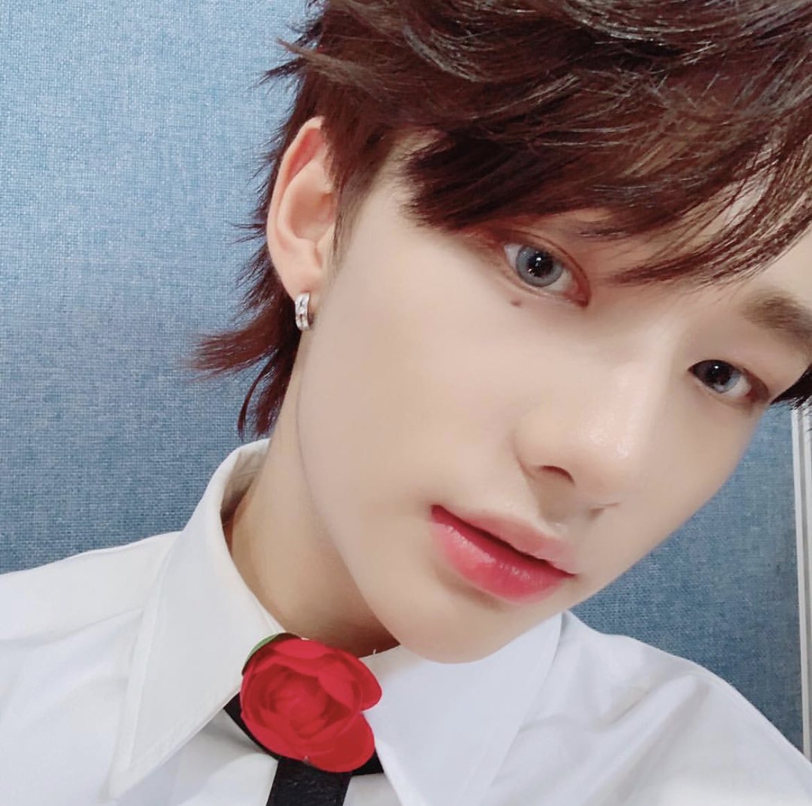 hyunjin’s selcas and photos throughout the years on IG. a veryyyyy long thread: