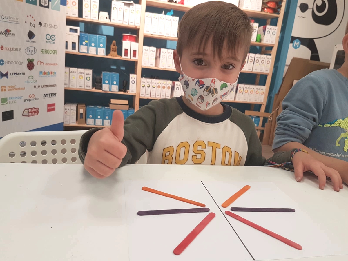 VermisLAB's tweet photo. Un mes máis de moita aprendizaxe, "cacharreo" e diversión @MakerStCarballo :D
Os minis practicaron a simetría e #robótica con #Ozbots, os makers argallaron coa #MicroBIT e os gamemakers deseñaron as súas personaxes en #3D e programaron con #Scratch ;) https://t.co/eNuW9yn3Co https://t.co/uADorm35rx