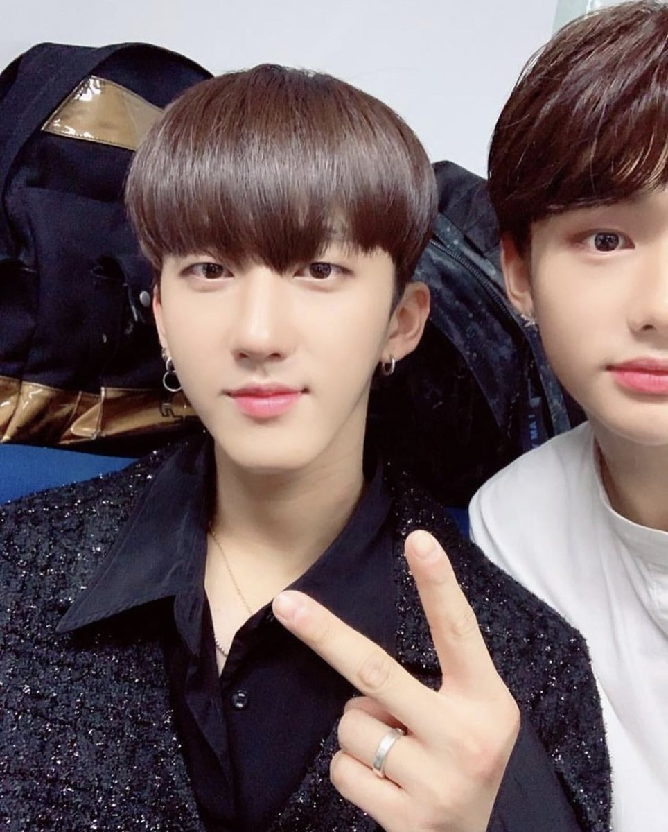 hyunjin’s selcas and photos throughout the years on IG. a veryyyyy long thread: