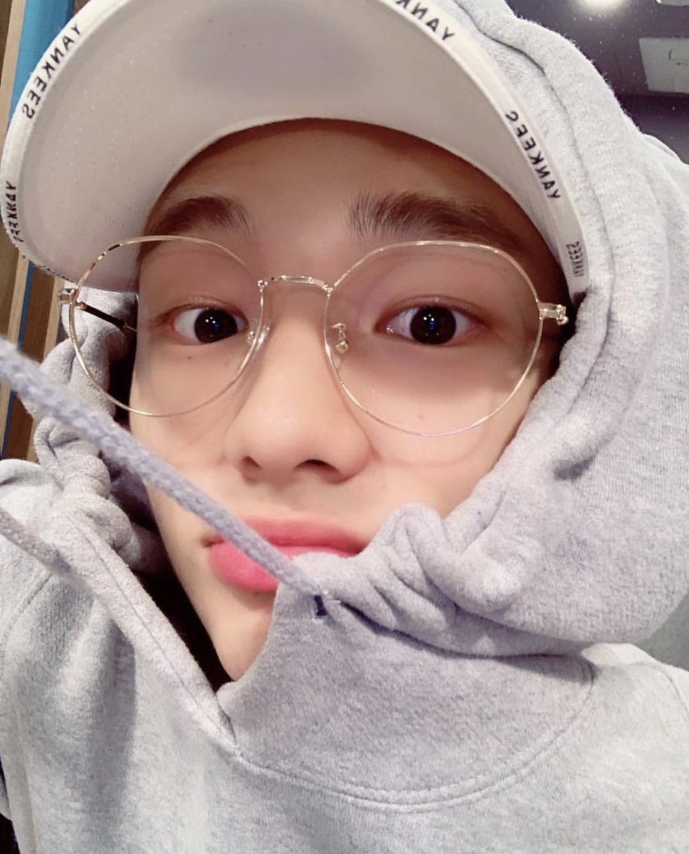 hyunjin’s selcas and photos throughout the years on IG. a veryyyyy long thread: